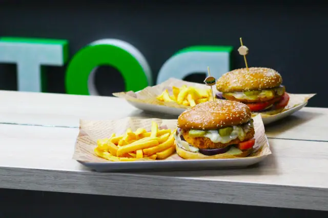 Chickenburger sa pomfritom